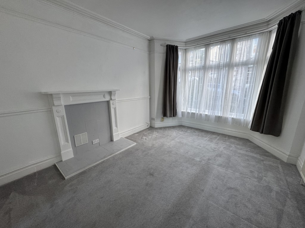 Lot: 37 - MID-TERRACE PROPERTY COMPRISING THREE-BEDROOM MAISONETTE AND GARDEN FLAT FOR IMPROVEMENT AND REPAIR - 52 Meadfoot Lane living room